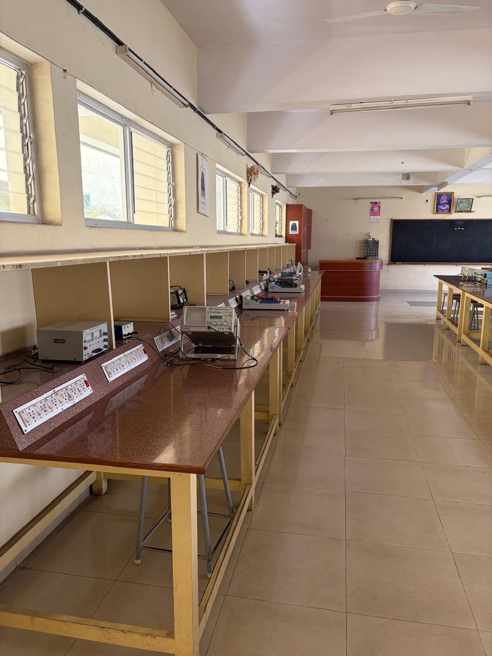 Electronic instruments and equipment in the laboratory