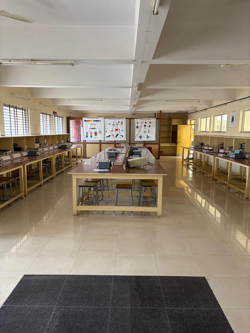 Electronics laboratory workbenches